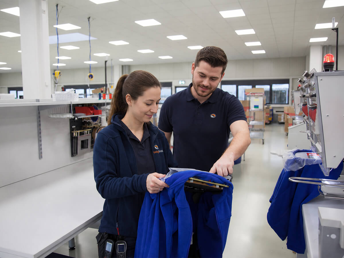 Zwei Mitarbeiter begutachten Workwear von Werotex und KinzigStick in Biebergemünd